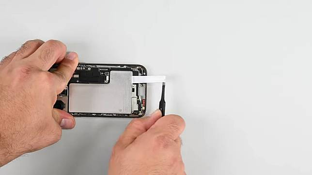 iFixit 解拆 iPhone 16 Pro 改用背盖开启设计提升维修便利性