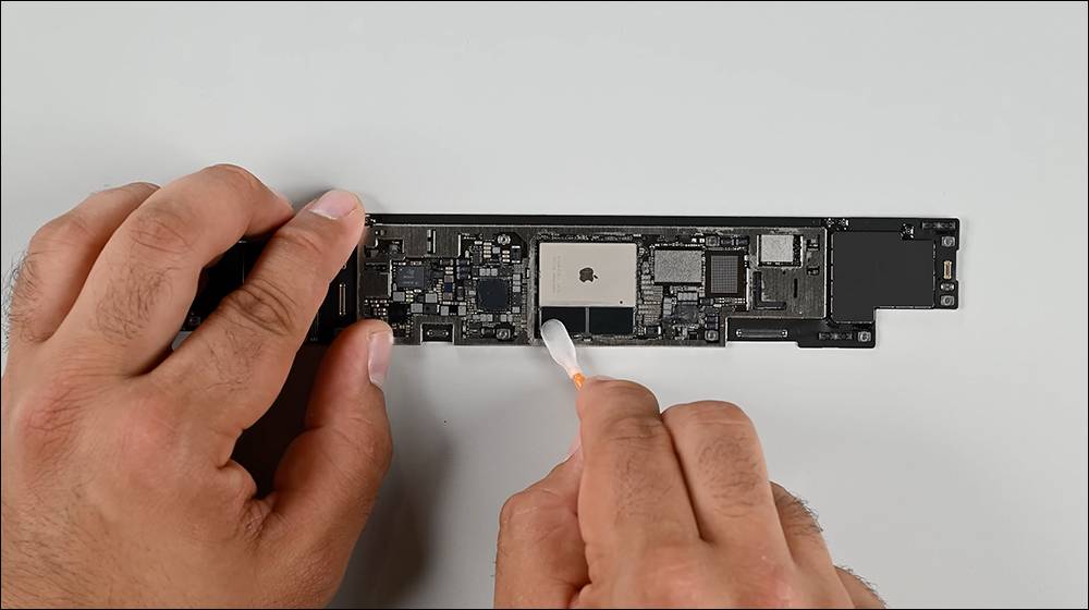 M4 iPad Pro 拆解，揭示内部铜制苹果Logo 帮助散热（同场加映：Apple Pencil Pro 拆解） - 
