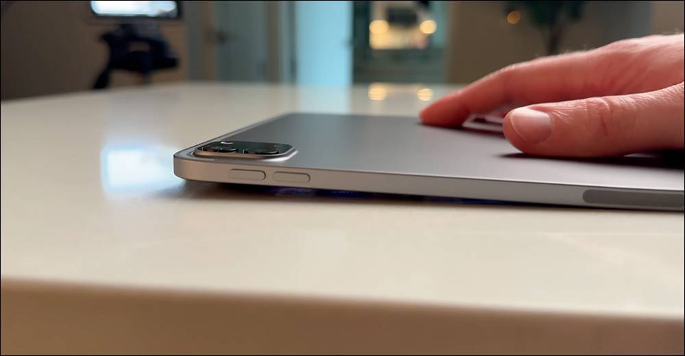 全新 M4 iPad Pro 在暴力测试视频，史上最薄苹果设备，抗弯曲能力表现比前一代更好！ （但还是不建议去折它 - MobGo玩吧