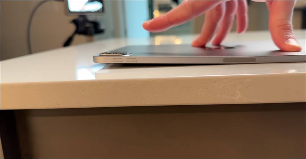 全新 M4 iPad Pro 在暴力测试视频，史上最薄苹果设备，抗弯曲能力表现比前一代更好！ （但还是不建议去折它 - MobGo玩吧