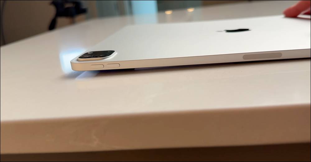 全新 M4 iPad Pro 在暴力测试视频，史上最薄苹果设备，抗弯曲能力表现比前一代更好！ （但还是不建议去折它 - MobGo玩吧