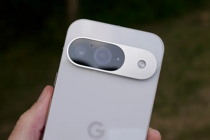 iPhone 16 对决 Pixel 9：谁是入门智能手机的最佳选择？