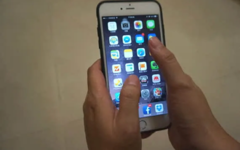 iPhone 一只手无法掌握！ 2秒让iPhone屏幕缩半