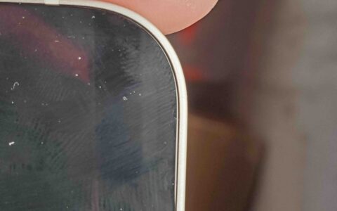 iPhone 16 / 16 Pro 屏幕缝隙能插纸是瑕疵吗？ 组装公差不影响日常使用与防水效果