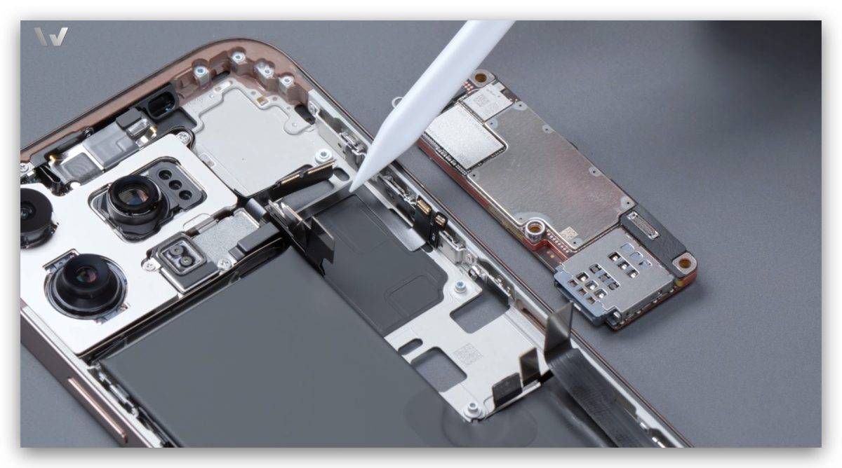 iPhone 16 Pro 拆解报告：散热有加料、16 采用金属外壳电池、相机控制钮超精密 第10张