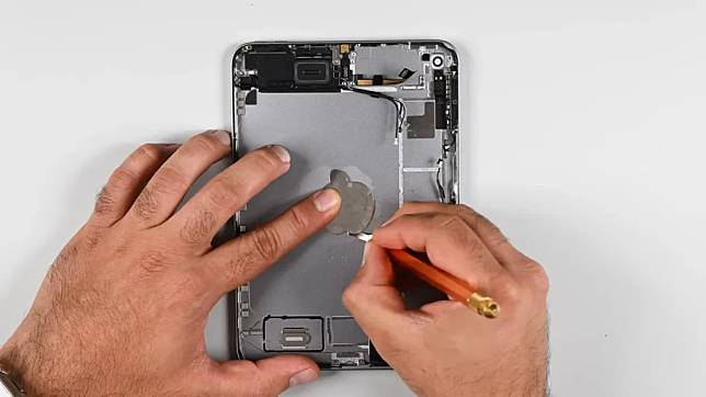 解拆 iPad mini 7 确认屏幕硬件没有更变 不过已解决「果冻」屏幕问题 第3张
