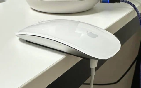 巧控鼠标USB-C改版，充电孔设计还是没变