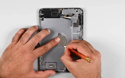解拆 iPad mini 7 确认屏幕硬件没有更变 不过已解决「果冻」屏幕问题