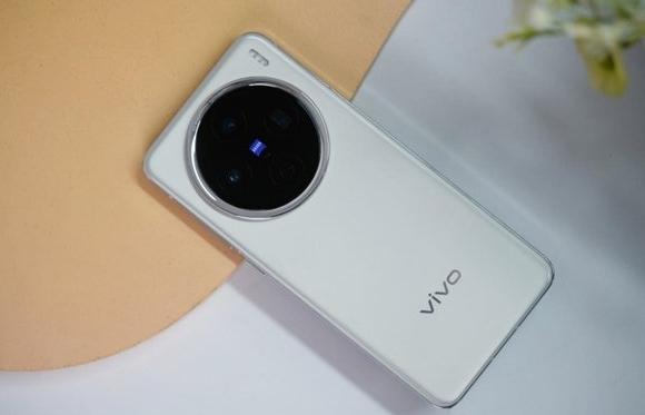 vivo X200S旗舰手机体验再升级，首曝超声波指纹与无线充齐发