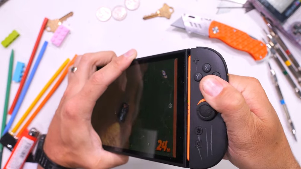 Nintendo Switch 2 暴力测试来了！ 屏幕容易刮伤、Joy-Con 大力扯掉也不会损坏 - 锐达哥