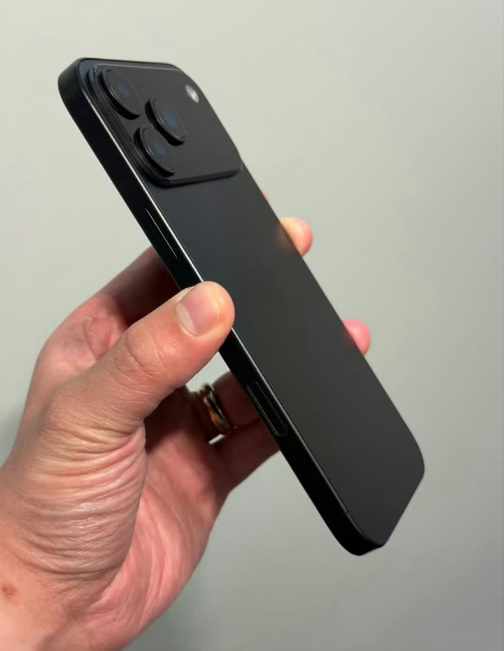 iPhone 17 Pro实机照抢先看！ 超大镜头模组与平衡设计完美融合 2