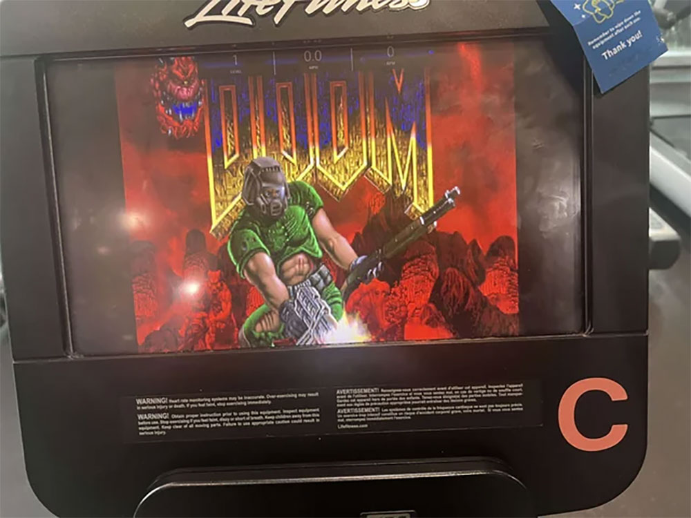 国外玩家将《Doom》装上健身车，想玩就要动起来 - 锐达哥